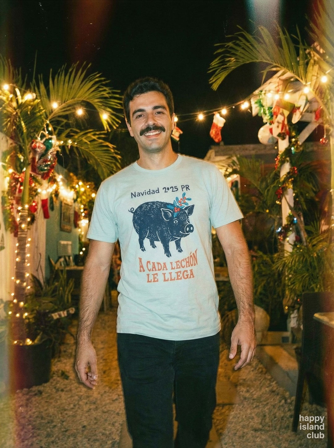 Navidad Lechón Design - mockup_ZGU2OTlhNzctZDk0Zi00OTIzLWI1MjgtYWZlYWM1YmI0NzNm_sami_dynamic_20251123_141435_upscaled.jpg