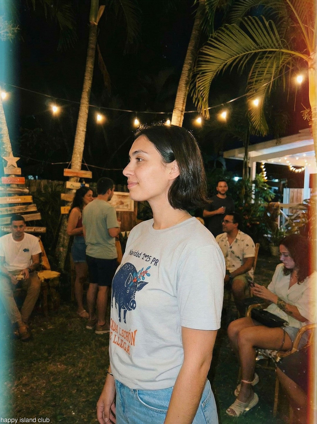 Navidad Lechón Design - mockup_ZWQ4NzJkMTYtZTI3OC00MjJmLTg5NzYtNWRkMDE0MmJjN2E2_rosa_side_20251123_132520_upscaled.jpg