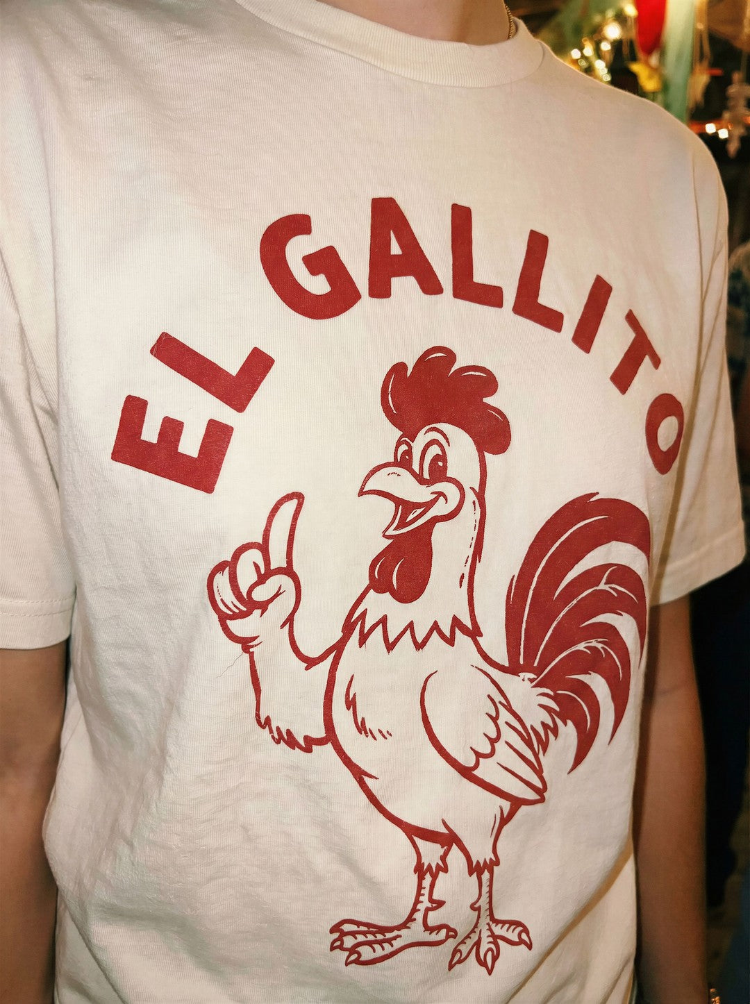 El Gallito T-Shirt - mockup_NGVmNzRmZDItZTI0My00ODliLTgyNmYtOTA4OTQyZDczNDhh_rosa_zoom_20251123_133026_upscaled.jpg