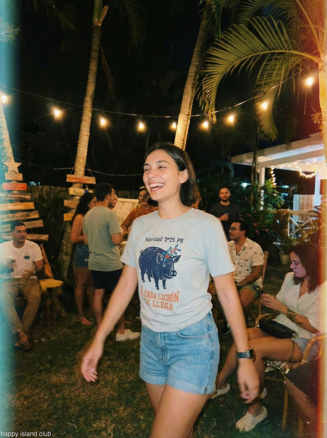 Navidad Lechón Design - mockup_ZWQ4NzJkMTYtZTI3OC00MjJmLTg5NzYtNWRkMDE0MmJjN2E2_rosa_dynamic_20251123_132520_upscaled.jpg