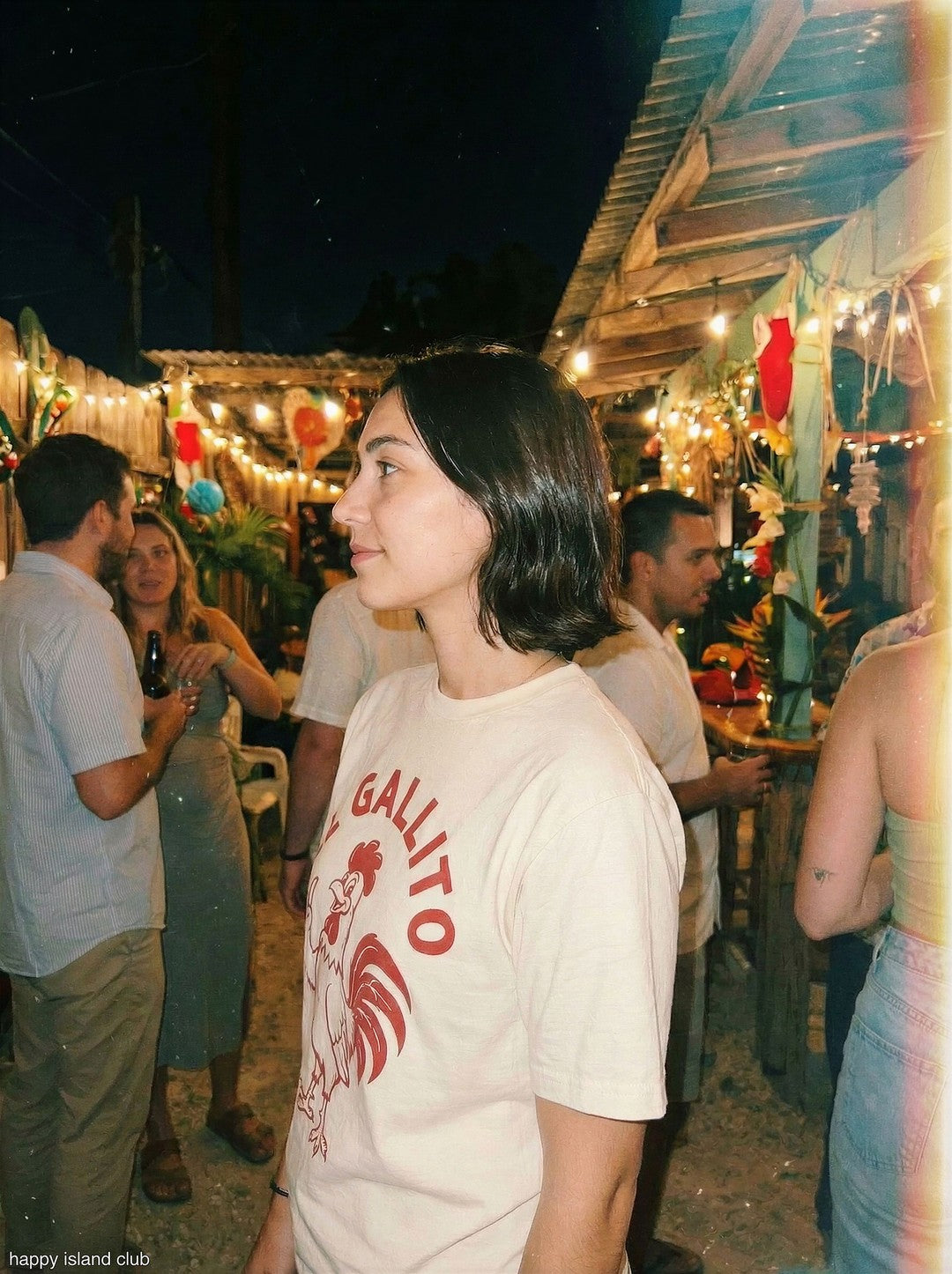 El Gallito T-Shirt - mockup_NGVmNzRmZDItZTI0My00ODliLTgyNmYtOTA4OTQyZDczNDhh_rosa_side_20251123_133026_upscaled.jpg