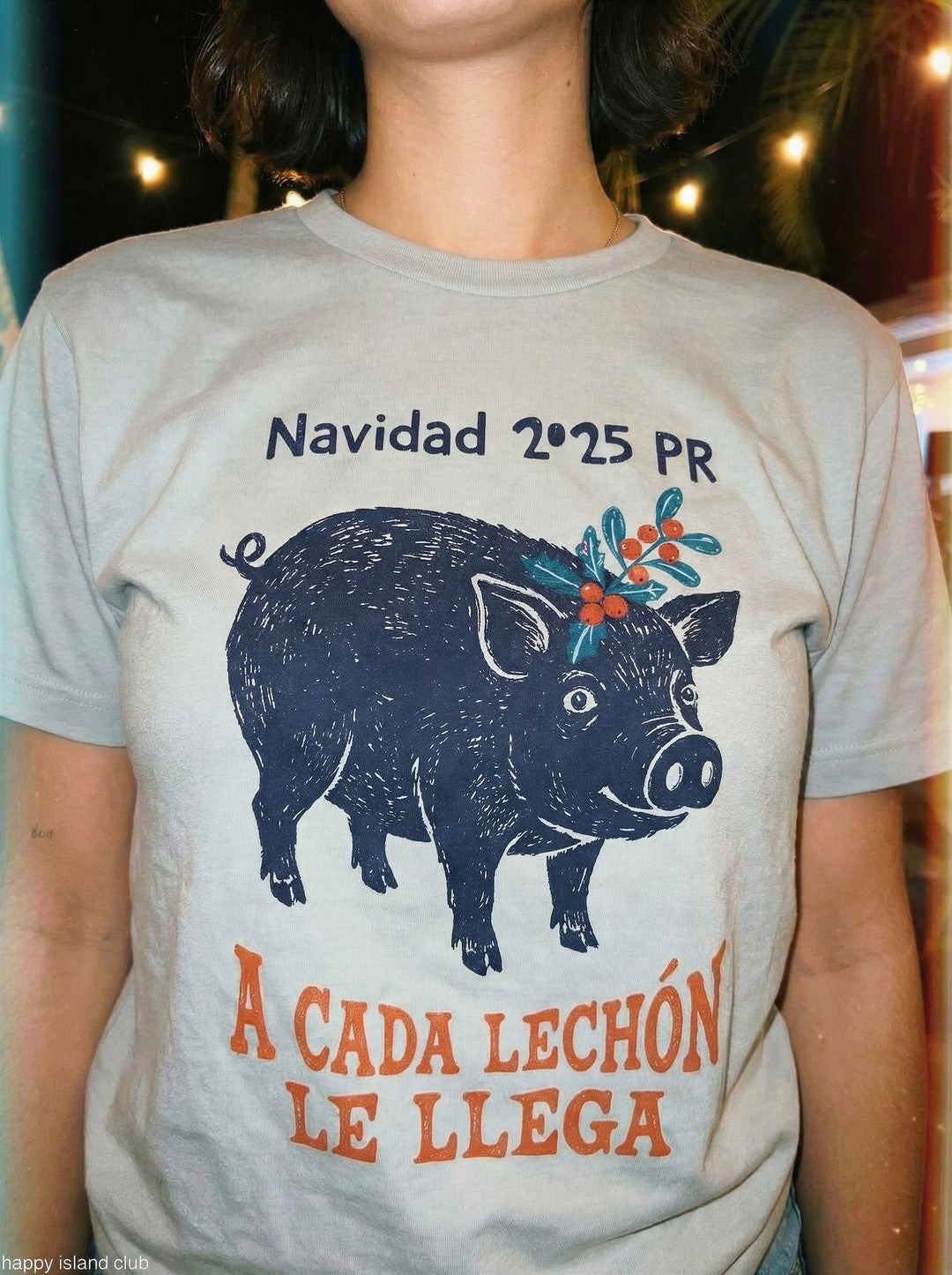 Navidad Lechón Design - mockup_ZWQ4NzJkMTYtZTI3OC00MjJmLTg5NzYtNWRkMDE0MmJjN2E2_rosa_zoom_20251123_132520_upscaled.jpg