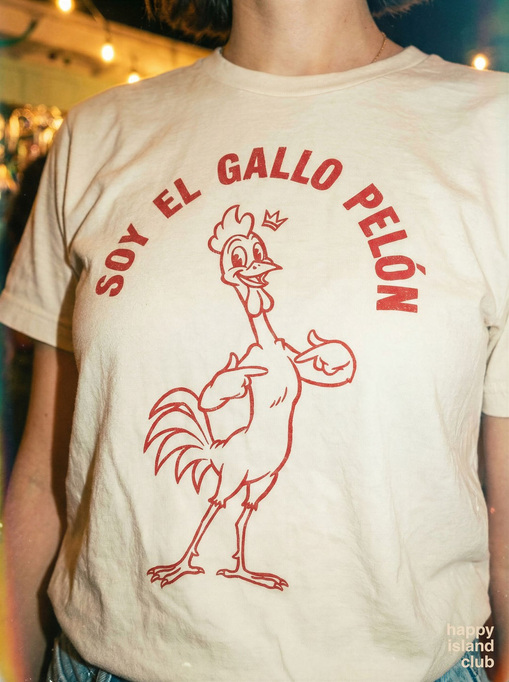 Soy El Gallo Pelón T-Shirt - mockup_NDYzZDEyYWYtNGU2OS00ODBiLTk3ZGItMjRjNDg2NTFmMTU2_rosa_zoom_20251123_130755_upscaled.jpg