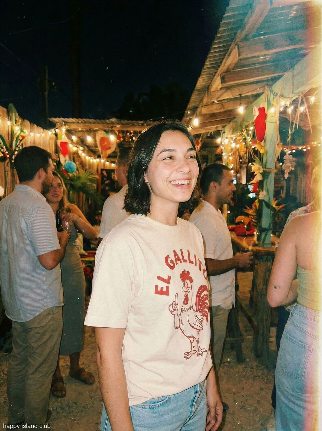 El Gallito T-Shirt - mockup_NGVmNzRmZDItZTI0My00ODliLTgyNmYtOTA4OTQyZDczNDhh_rosa_three-quarter_20251123_133026_upscaled.jpg