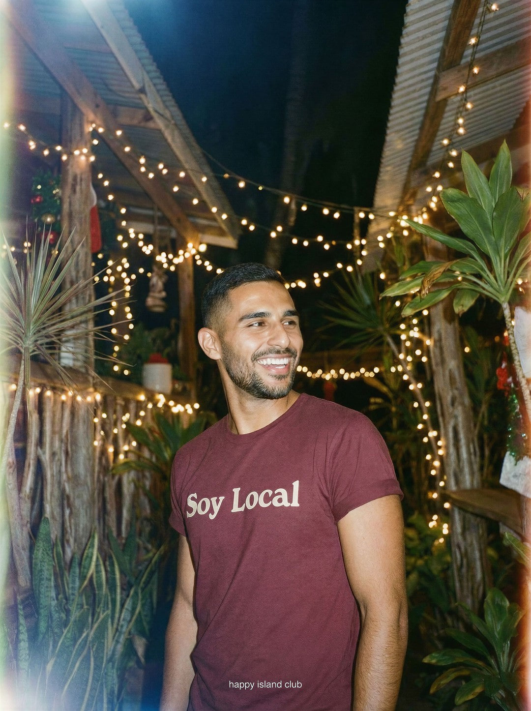 Soy Local - mockup_NWYwYjU5ODctMWE3Yi00YjZlLWEzYmQtMjdjNGM5ZjdiZTg2_carlos_three-quarter_20251123_135609_upscaled.jpg