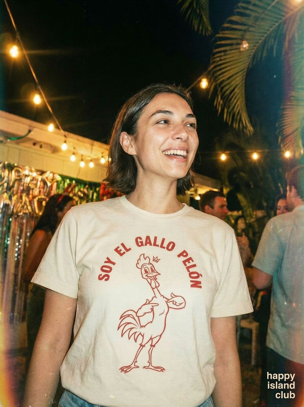 Soy El Gallo Pelón T-Shirt - mockup_NDYzZDEyYWYtNGU2OS00ODBiLTk3ZGItMjRjNDg2NTFmMTU2_rosa_three-quarter_20251123_130755_upscaled.jpg