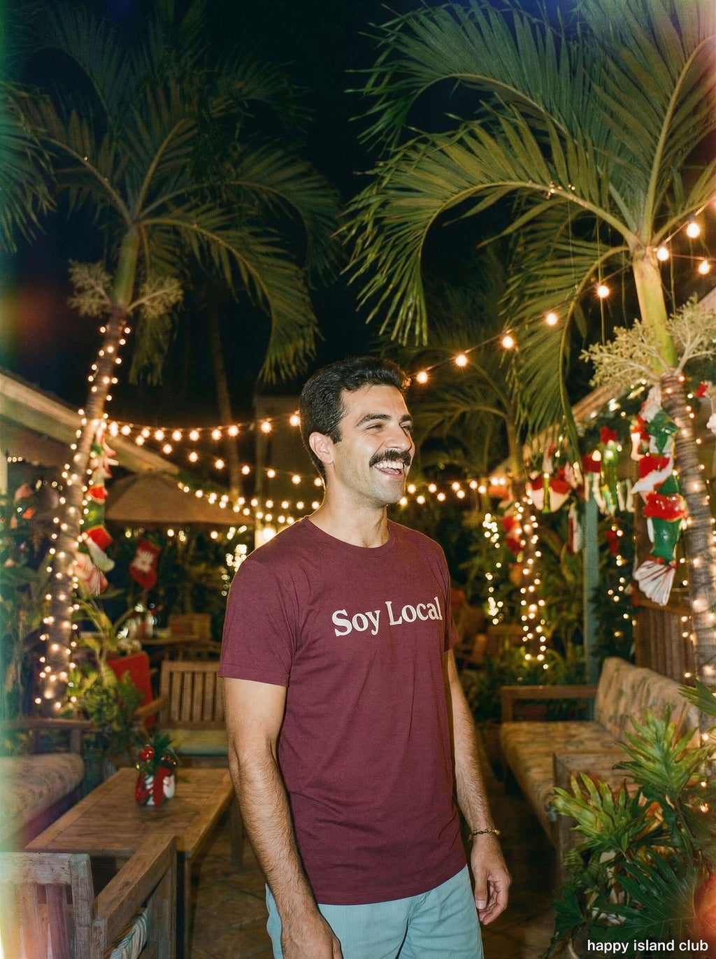 Soy Local - mockup_NWYwYjU5ODctMWE3Yi00YjZlLWEzYmQtMjdjNGM5ZjdiZTg2_sami_three-quarter_20251123_140253_upscaled.jpg