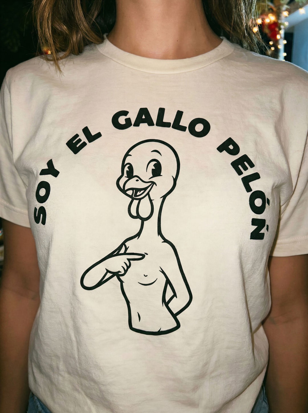 Soy el Gallo Pelón - mockup_YzZhZjJkY2UtMDgxZS00ZmExLThmODAtMmEzNTUwYjY2ODBl_maria_zoom_20251123_132225_upscaled.jpg