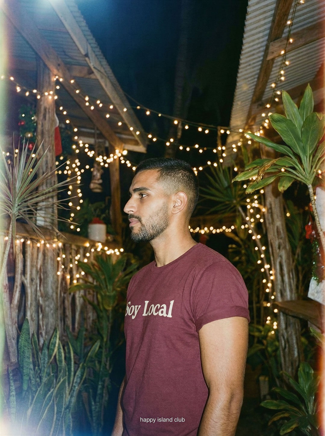 Soy Local - mockup_NWYwYjU5ODctMWE3Yi00YjZlLWEzYmQtMjdjNGM5ZjdiZTg2_carlos_side_20251123_135609_upscaled.jpg