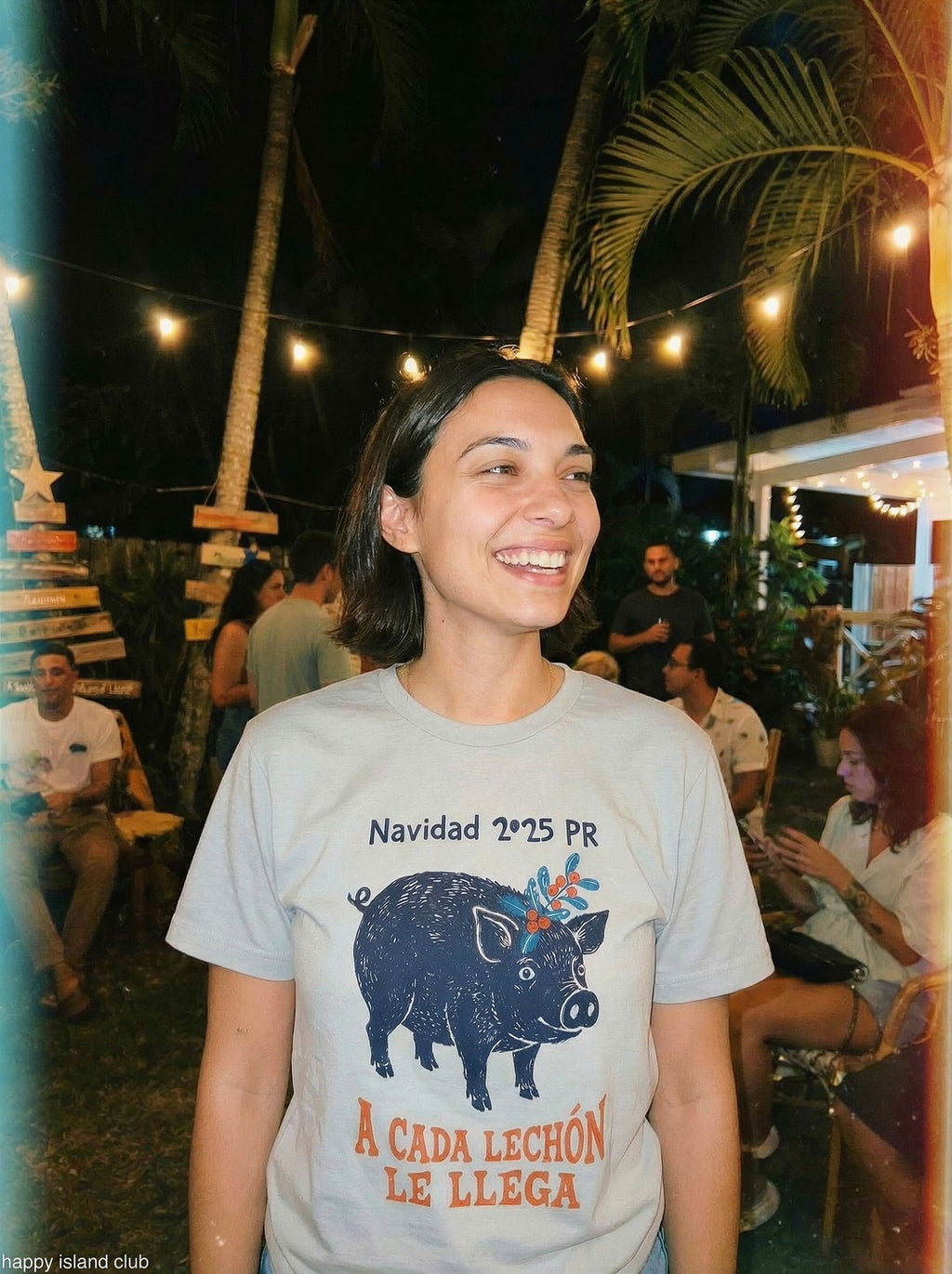 Navidad Lechón Design - mockup_ZWQ4NzJkMTYtZTI3OC00MjJmLTg5NzYtNWRkMDE0MmJjN2E2_rosa_three-quarter_20251123_132520_upscaled.jpg