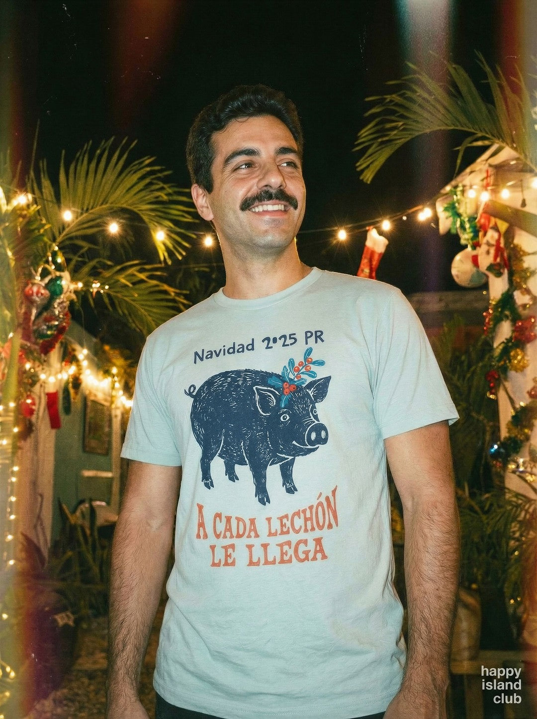 Navidad Lechón Design - mockup_ZGU2OTlhNzctZDk0Zi00OTIzLWI1MjgtYWZlYWM1YmI0NzNm_sami_three-quarter_20251123_141435_upscaled.jpg