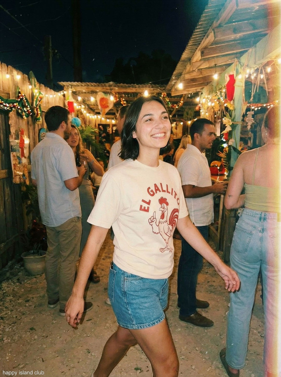 El Gallito T-Shirt - mockup_NGVmNzRmZDItZTI0My00ODliLTgyNmYtOTA4OTQyZDczNDhh_rosa_dynamic_20251123_133026_upscaled.jpg