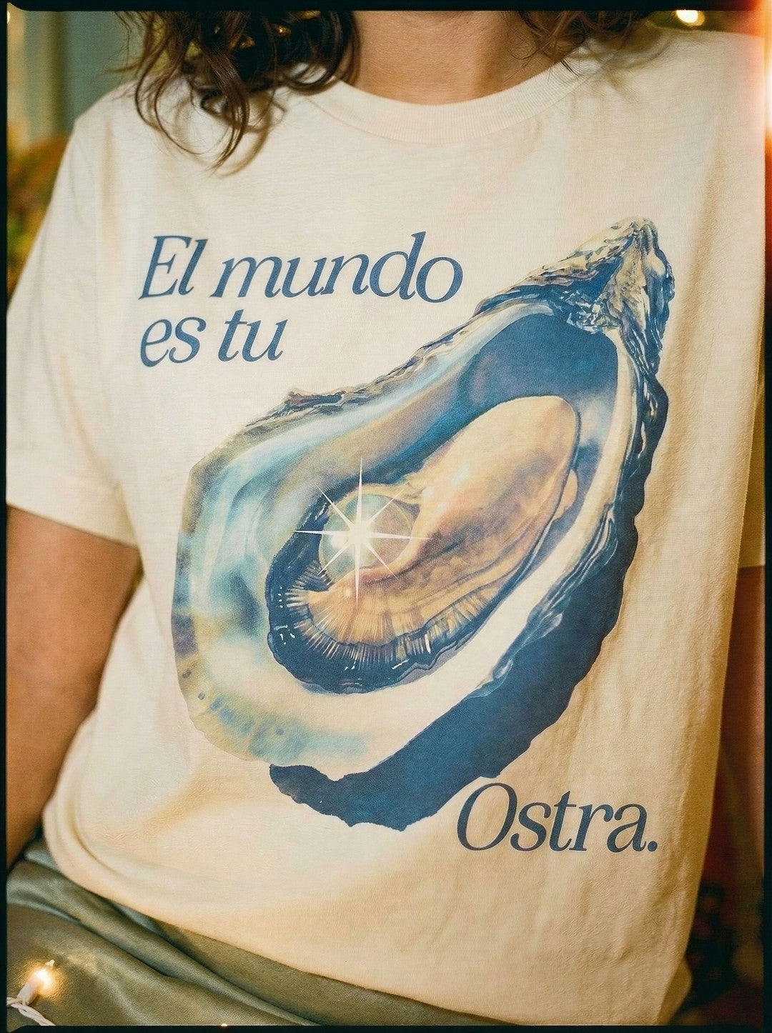 El mundo es tu Ostra - mockup_MTEzZDgwZGQtMzkxZi00NzNhLTlmYzQtOTg0NzhiZTJiNWM0_gina_zoom_20251123_133844_upscaled.jpg