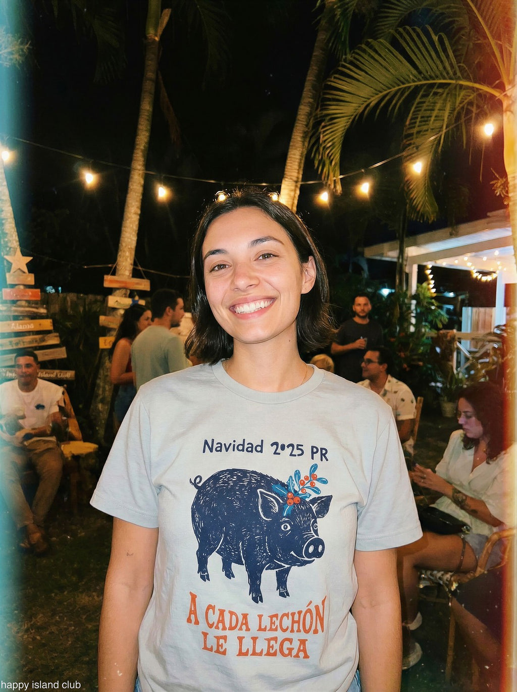 Navidad Lechón Design - mockup_ZWQ4NzJkMTYtZTI3OC00MjJmLTg5NzYtNWRkMDE0MmJjN2E2_rosa_hero_20251123_132520_upscaled.jpg