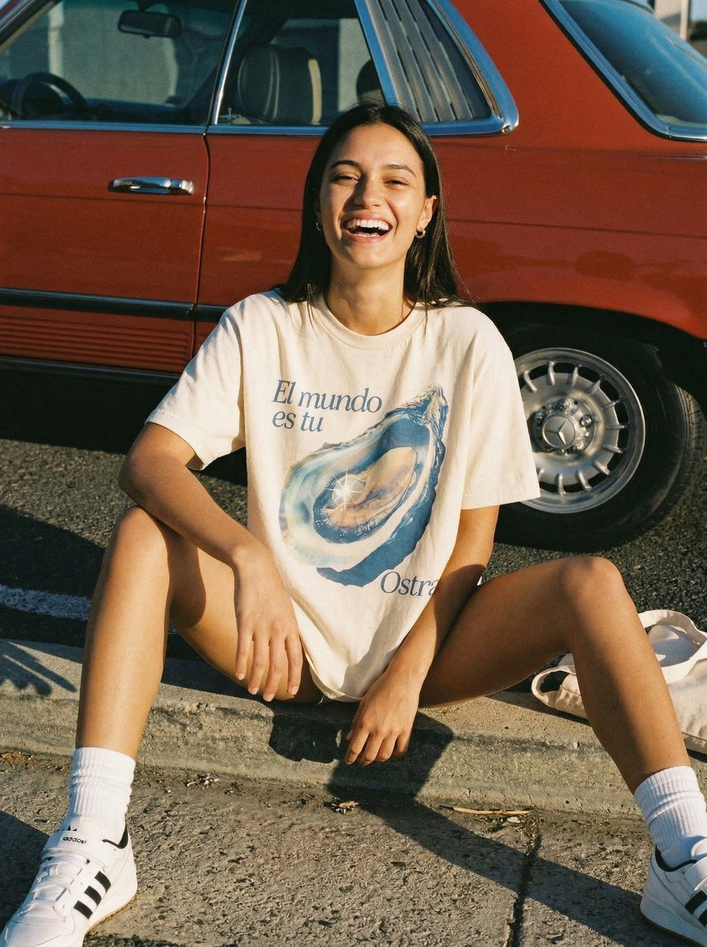 El mundo es tu Ostra — el-mundo-es-tu-ostra-lifestyle-b-seated-curb-laugh