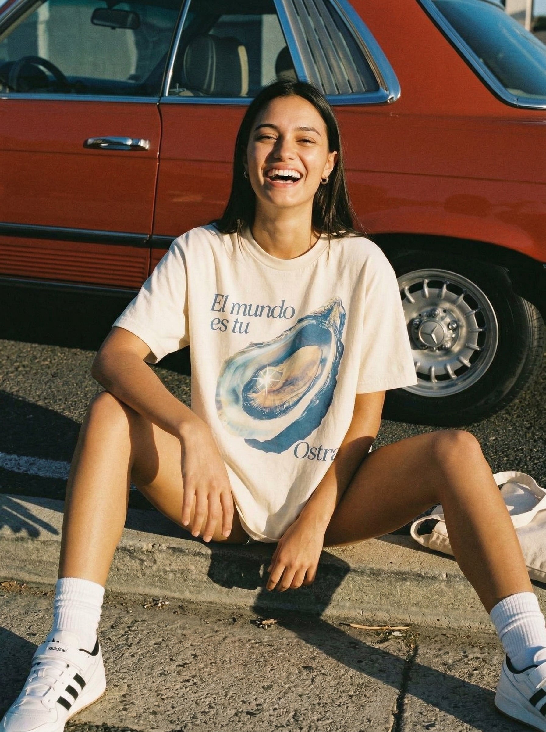 El mundo es tu Ostra — el-mundo-es-tu-ostra-lifestyle-b-seated-curb-laugh