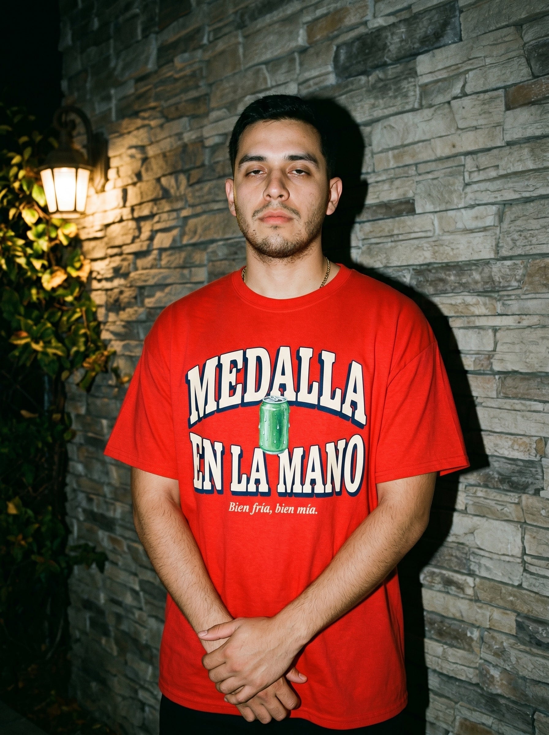 MEDALLA EN LA MANO — model