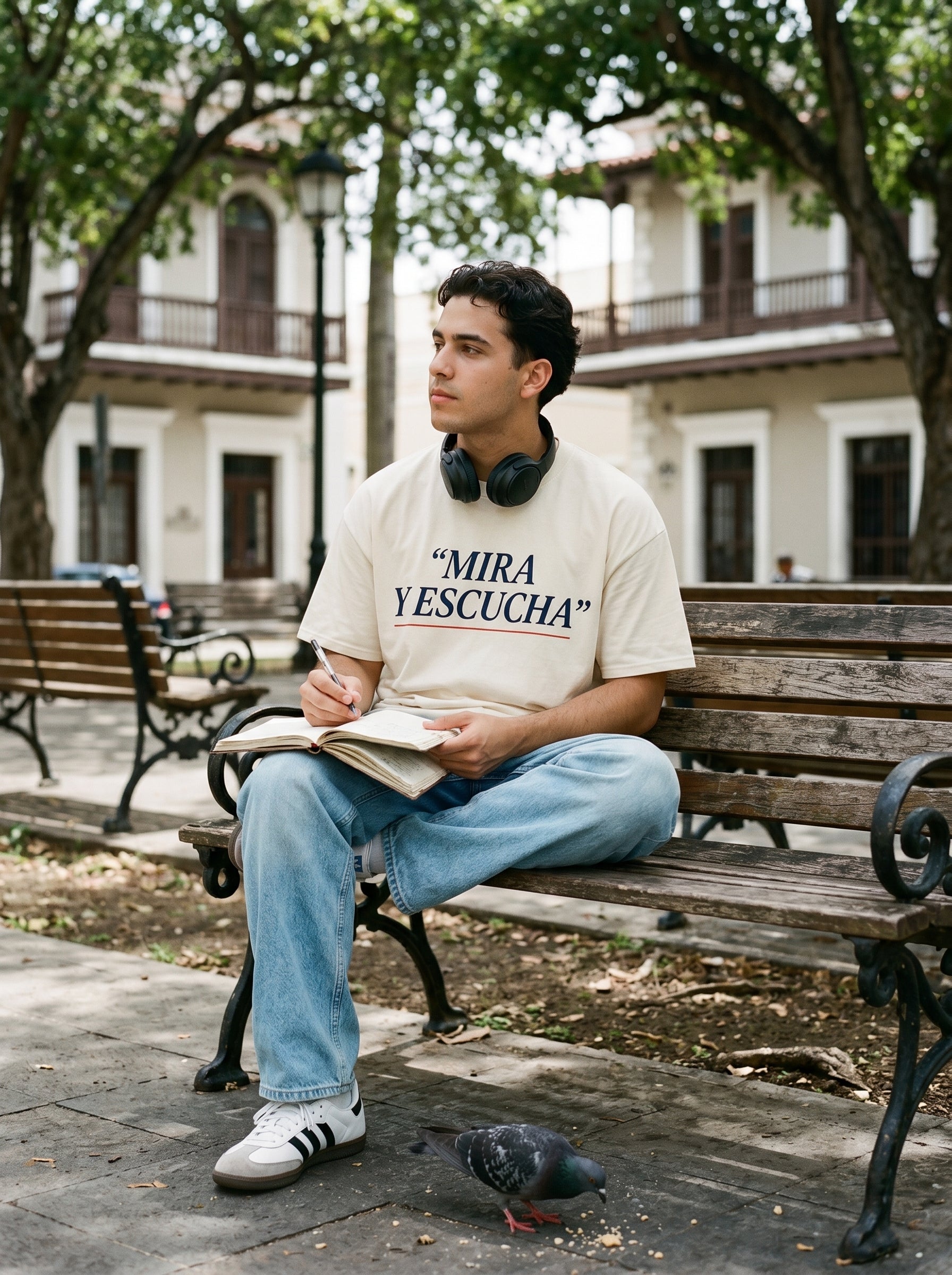 MIRA Y ESCUCHA — model