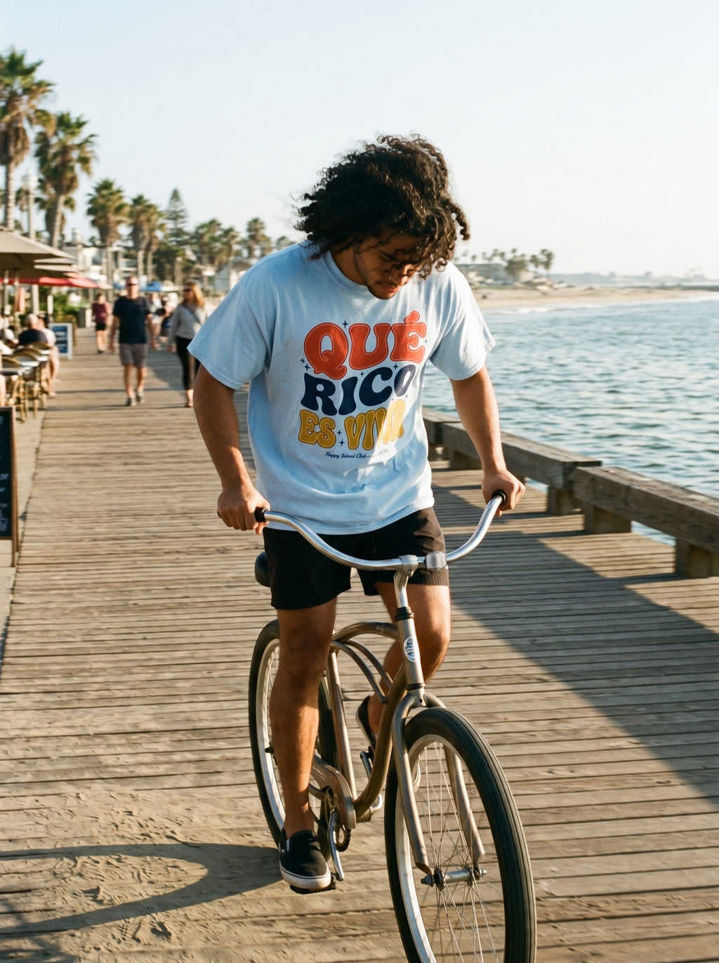 QUÉ RICO ES VIVIR — on model